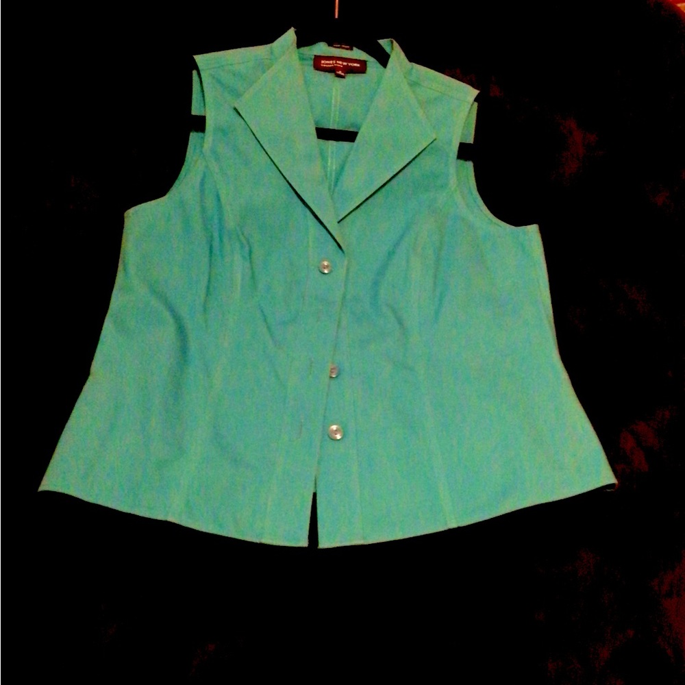 Sleeveless shirt
